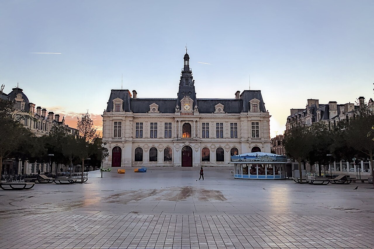 L’hôtel de ville et la place du Maréchal-Leclerc à Poitiers.