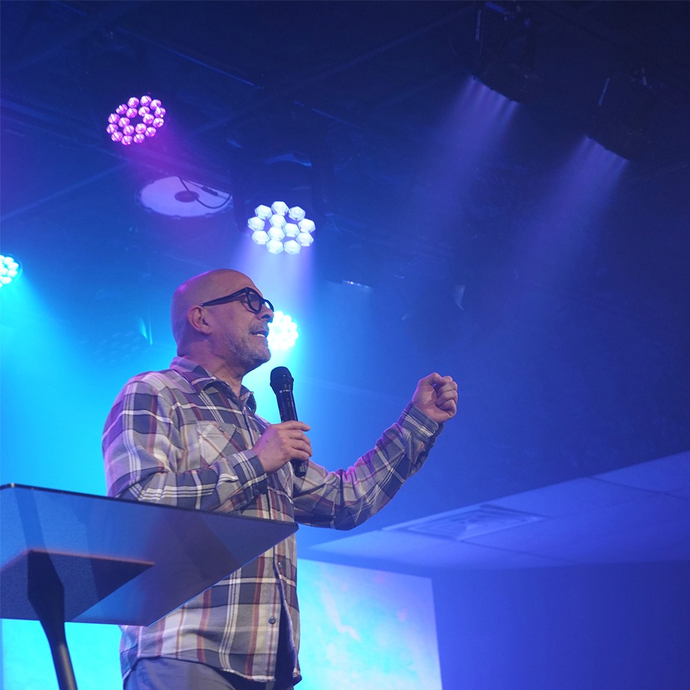 Pastor predicando