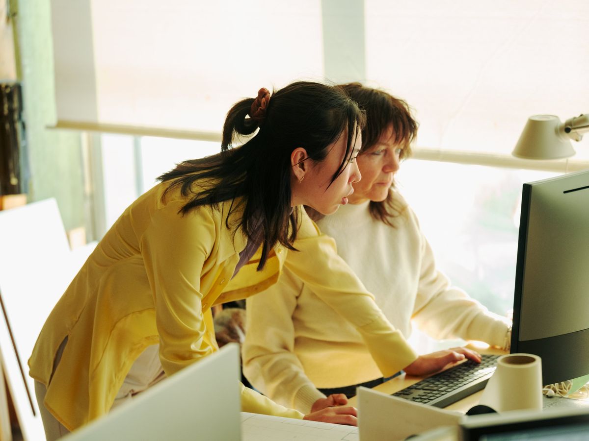 Deux personnes qui travaillent sur un ordinateur