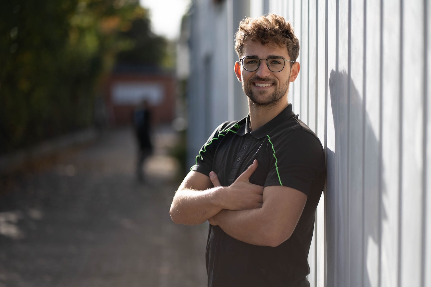Personal Trainer Lukas Kazimierski im Gespräch mit einem Klienten vor dem Training in Hannover