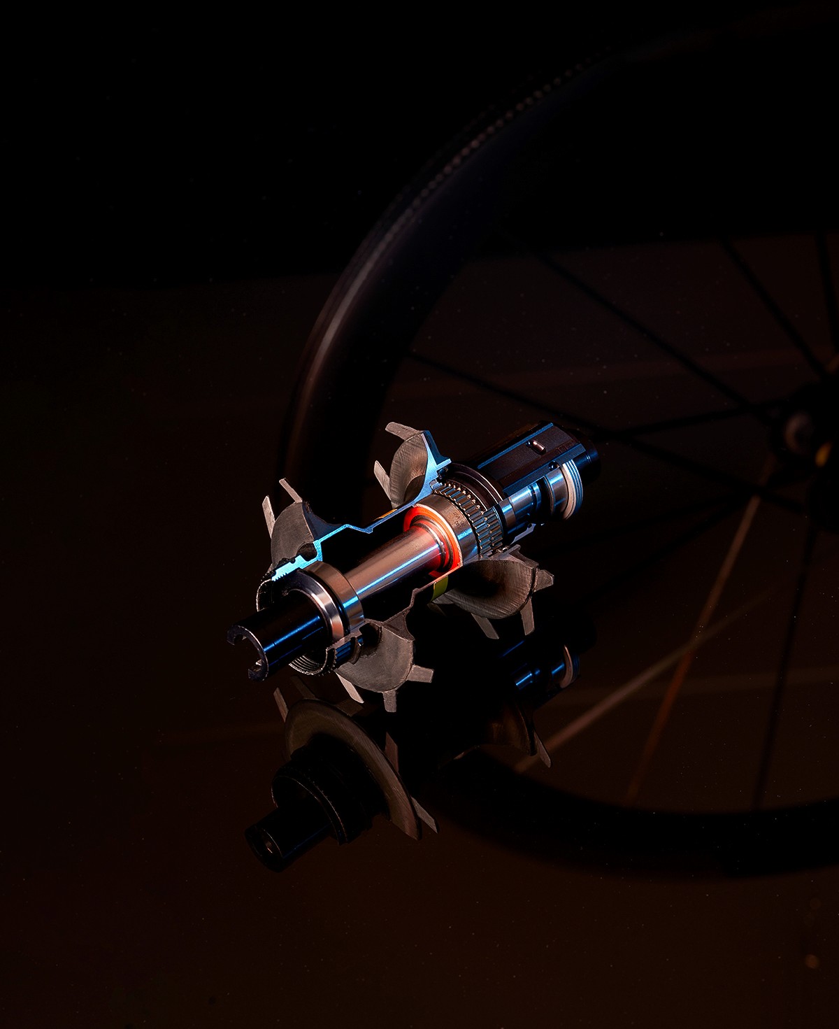 photographie produit packshot détail moyeux cycle sur fond noir sur plaque verre