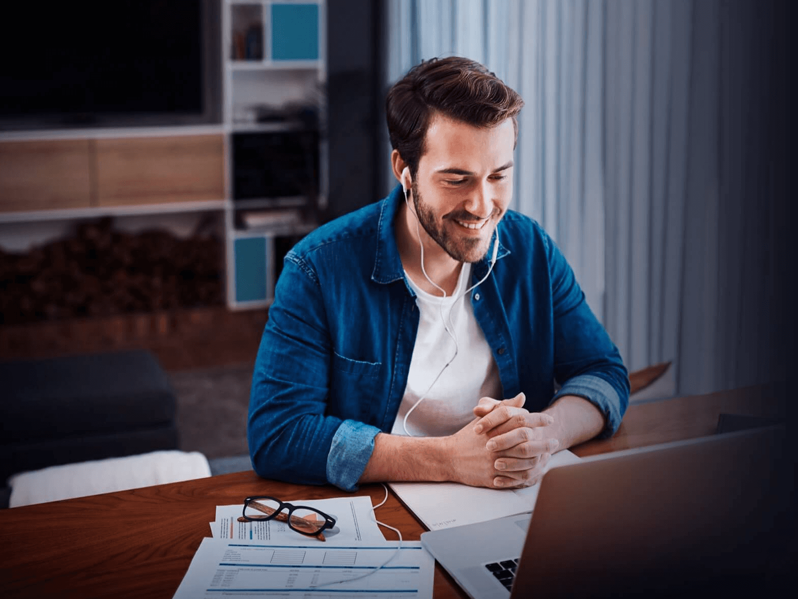 Homem trabalhando em homeoffice