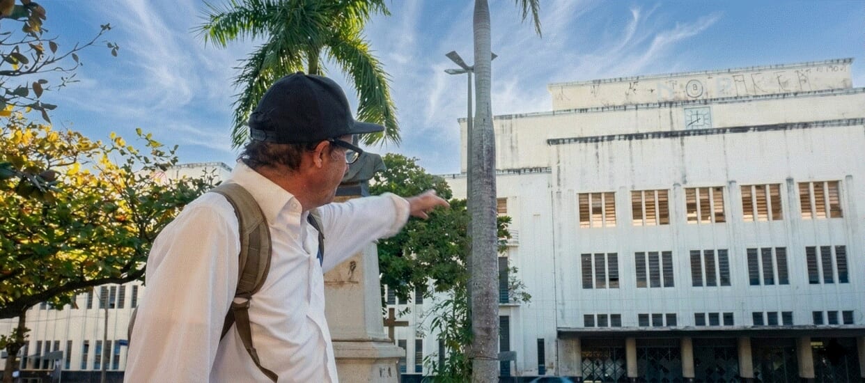 Luis Paulo apontando para a Estaçao da Noroeste