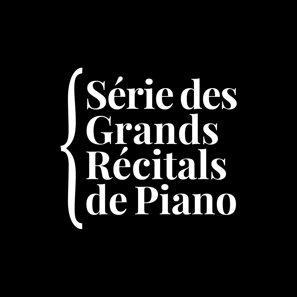 White 'Série des Grands Récitals de Piano' logo, stacked vertically and enclosed in a large curly brace on the left, on a black background.