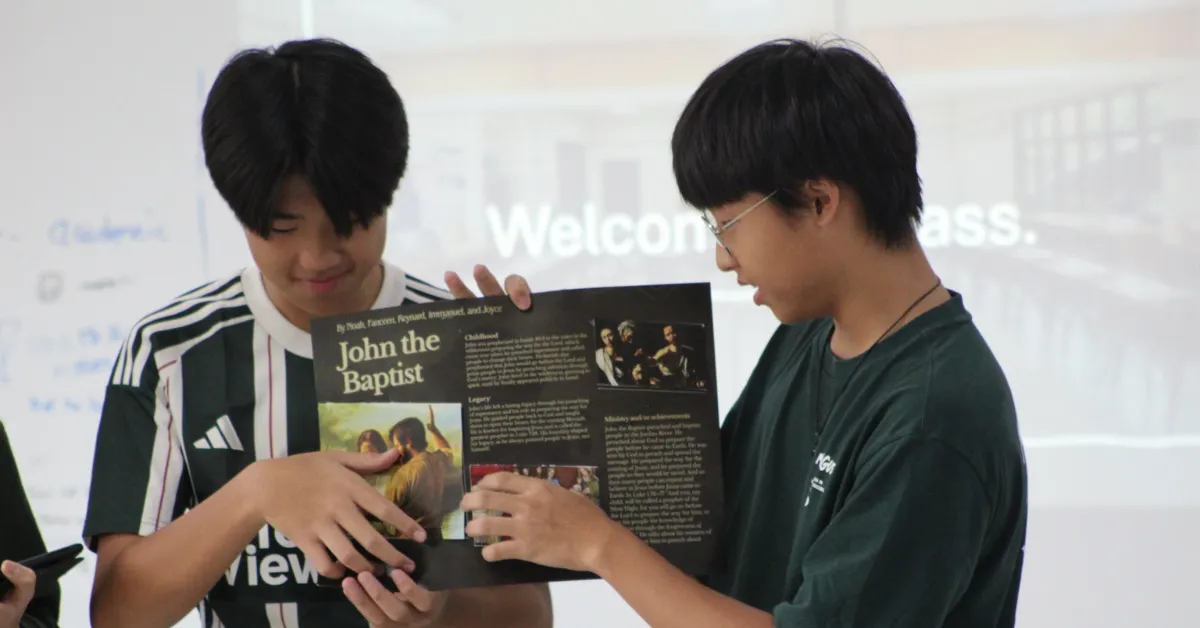 wanita membawa buku teks berwarna putih dan hijau