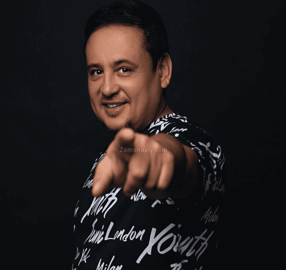 image of singer man