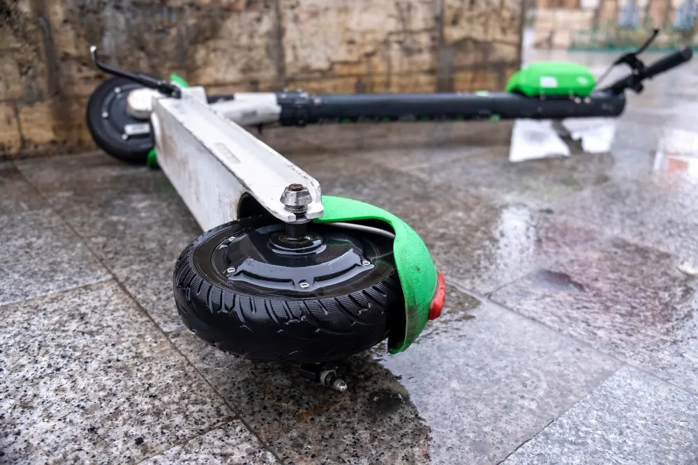 Atropello a un peatón por un patinete eléctrico en el centro de Murcia, situación que exige Responsabilidad Civil.