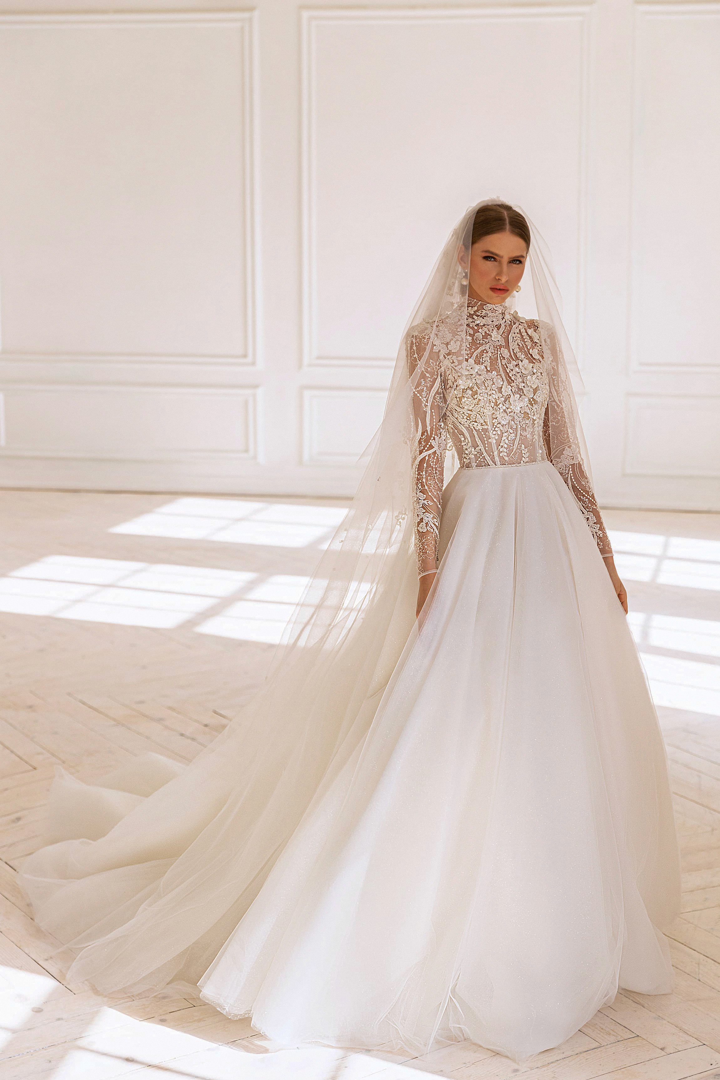 Eine Braut mit verspieltem Hochzeitskleid wird fotografiert.