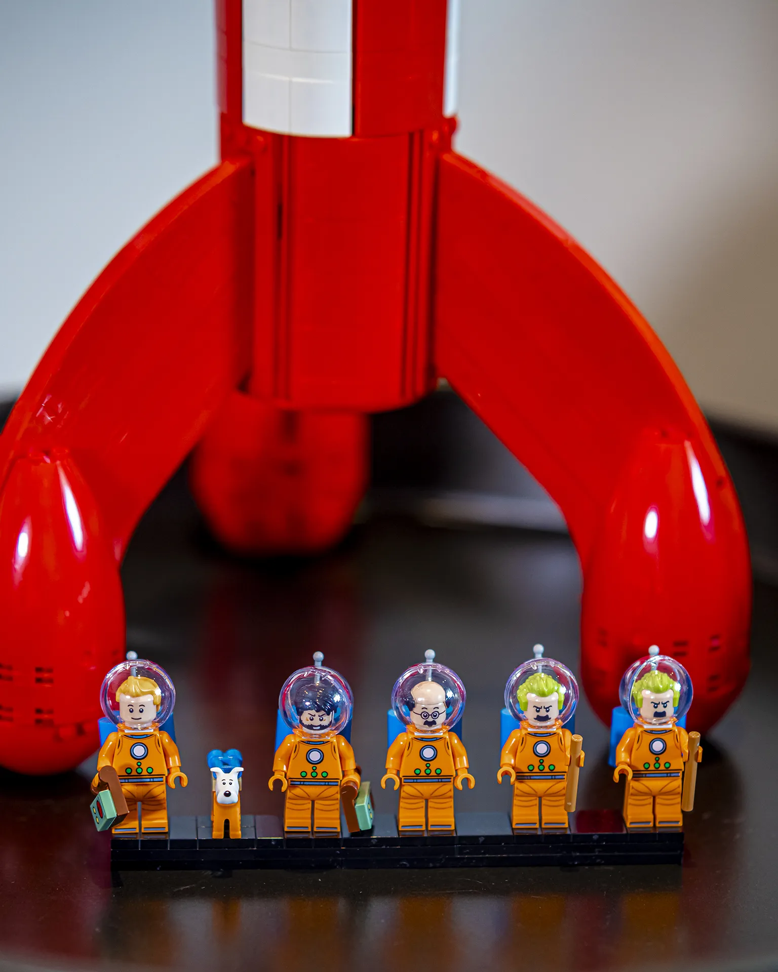 Minifigurene fra LEGO® Ideas 21367 plassert under Tintin-raketten