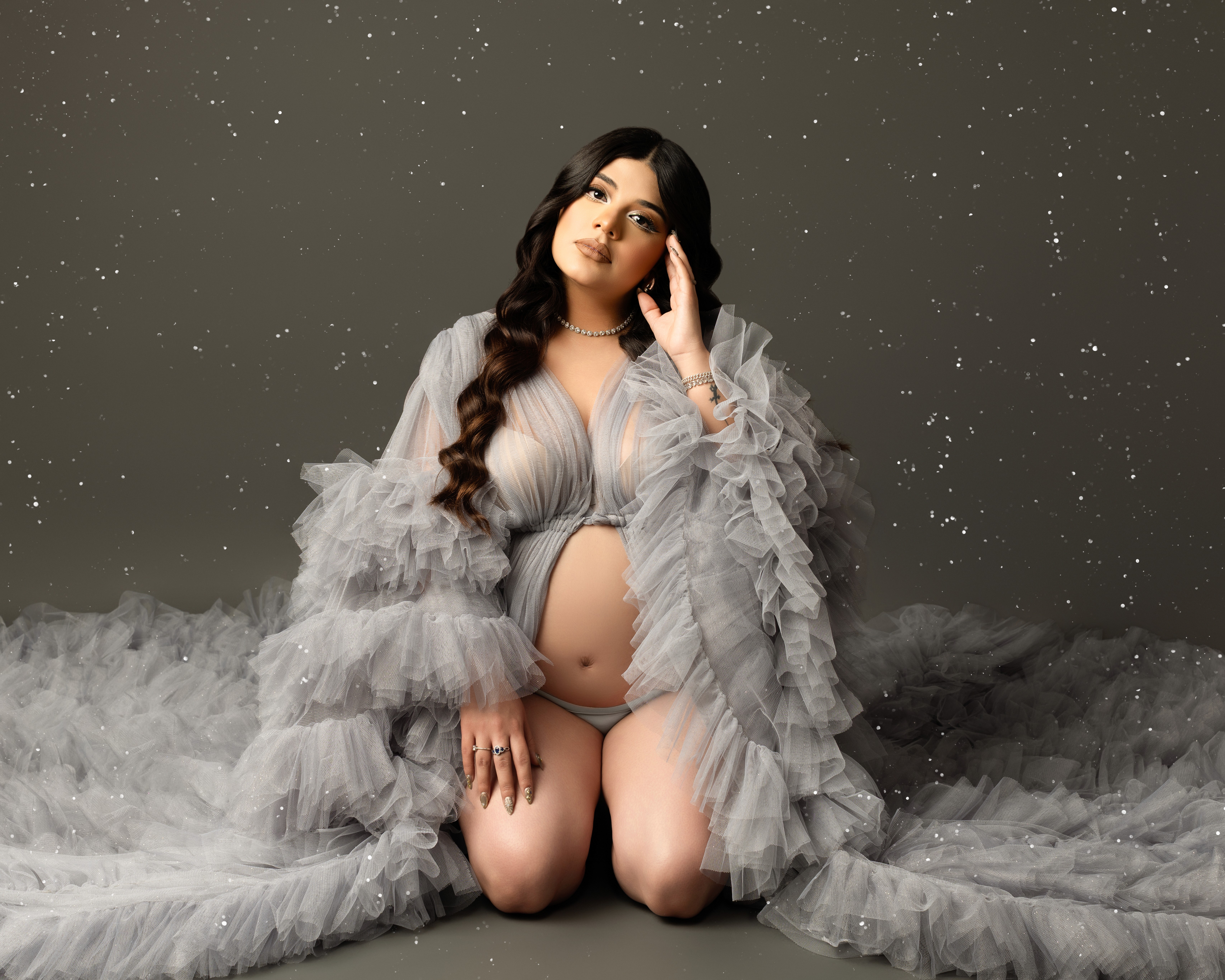 mujer embarazada elegante en estudio fotográfico
