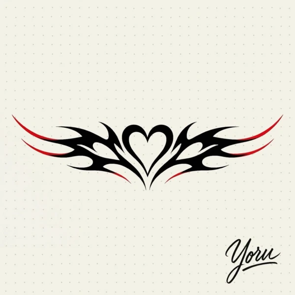 Diseño de tatuaje tribal con un corazón en el centro y alas estilizadas, con detalles en rojo en las puntas.