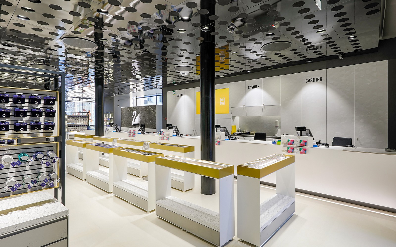 Swarovski-Haus-Interieur in Wien mit Auslagentischen und Geschenkartikeln.