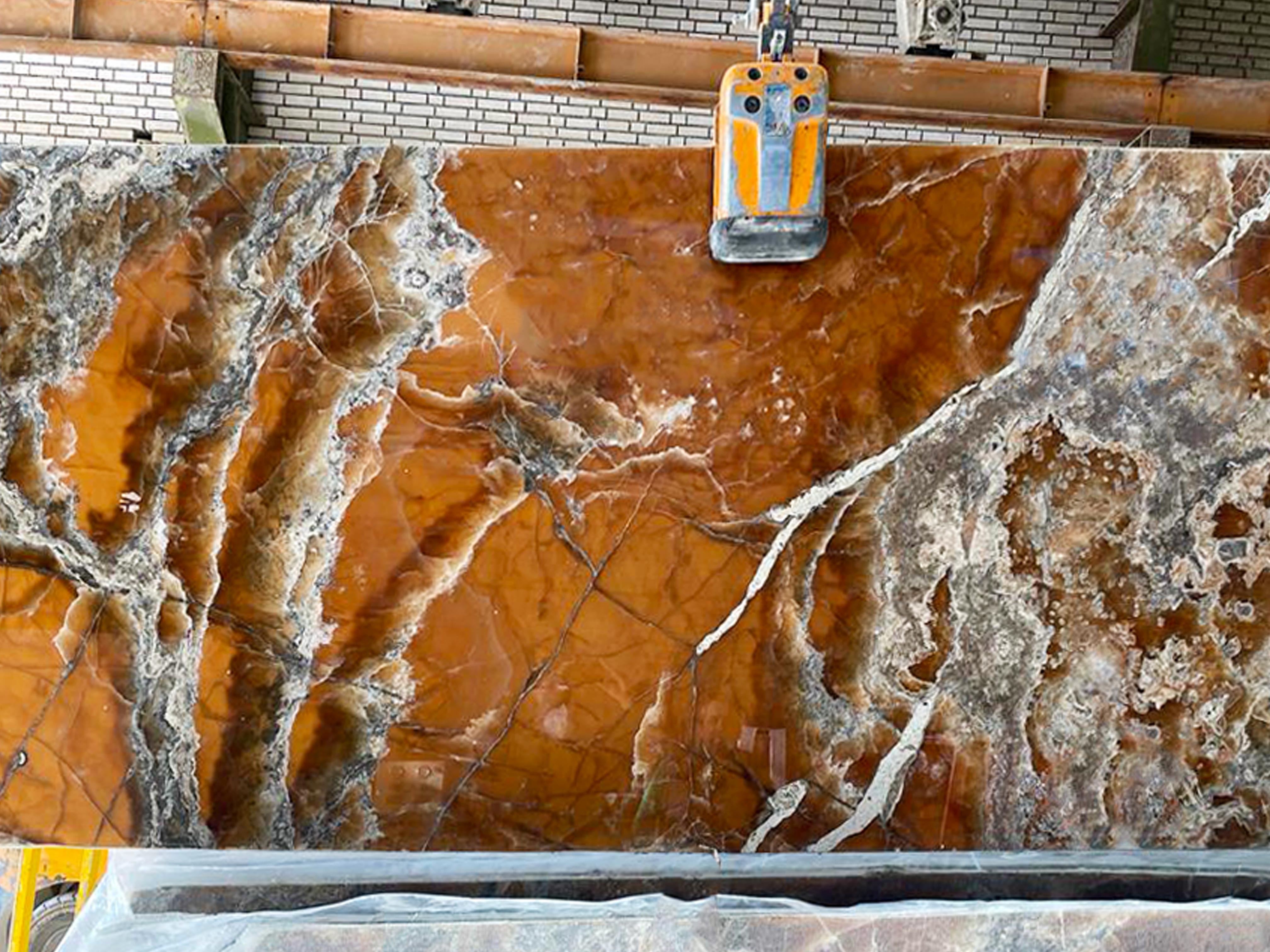 Polierte Platte mit kräftigem Farbspiel