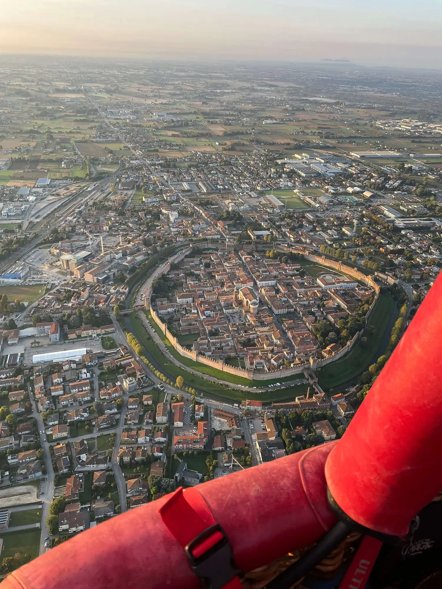 foto della città dalla mongolfiera