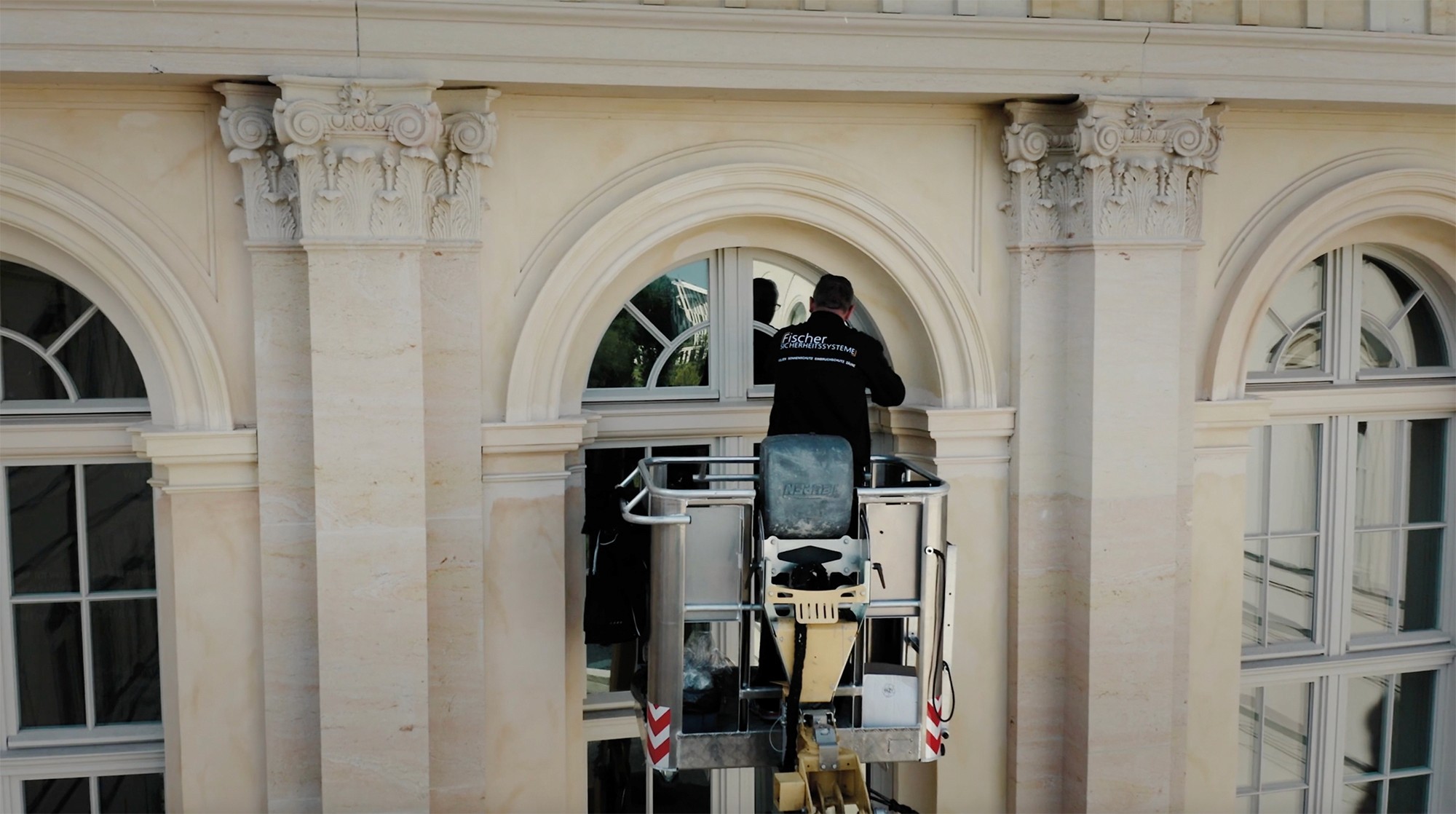 Große Fensterfassade mit Sonnenreflexion
