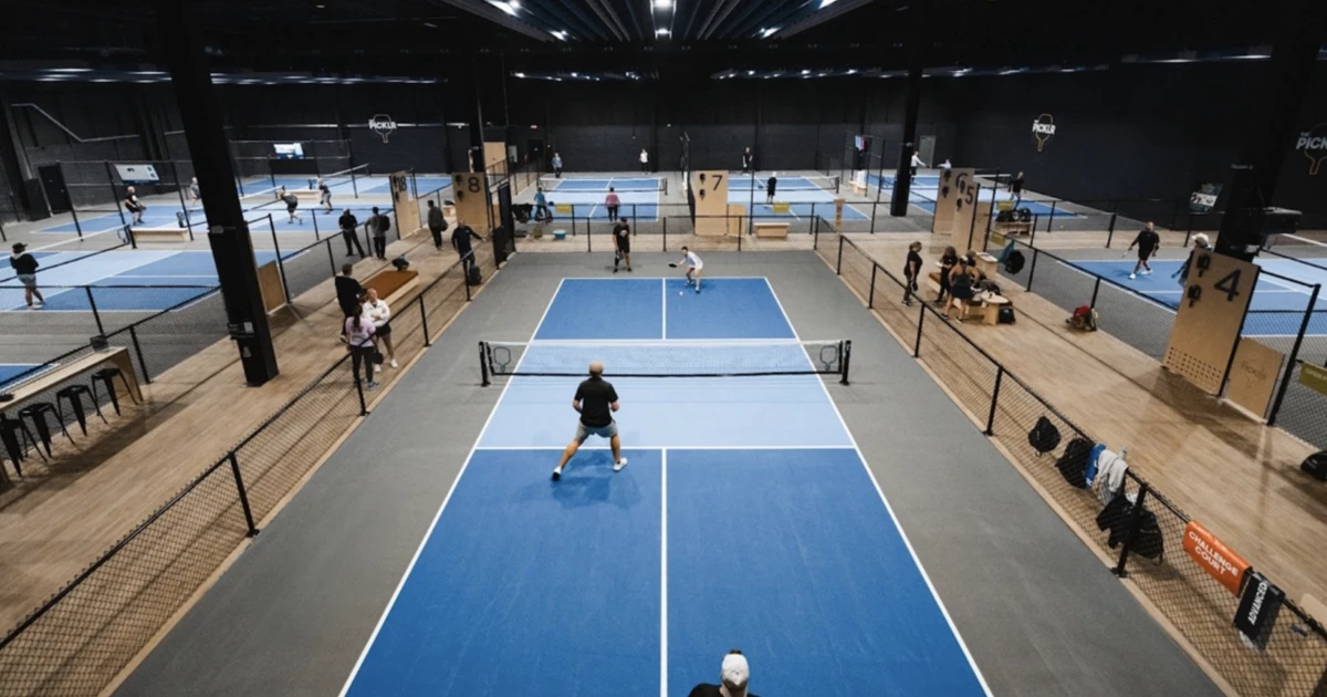 室內專業匹克球場及籃球場藍色運動地板，具備止滑耐磨性能的高性能體育館地坪工程設計。