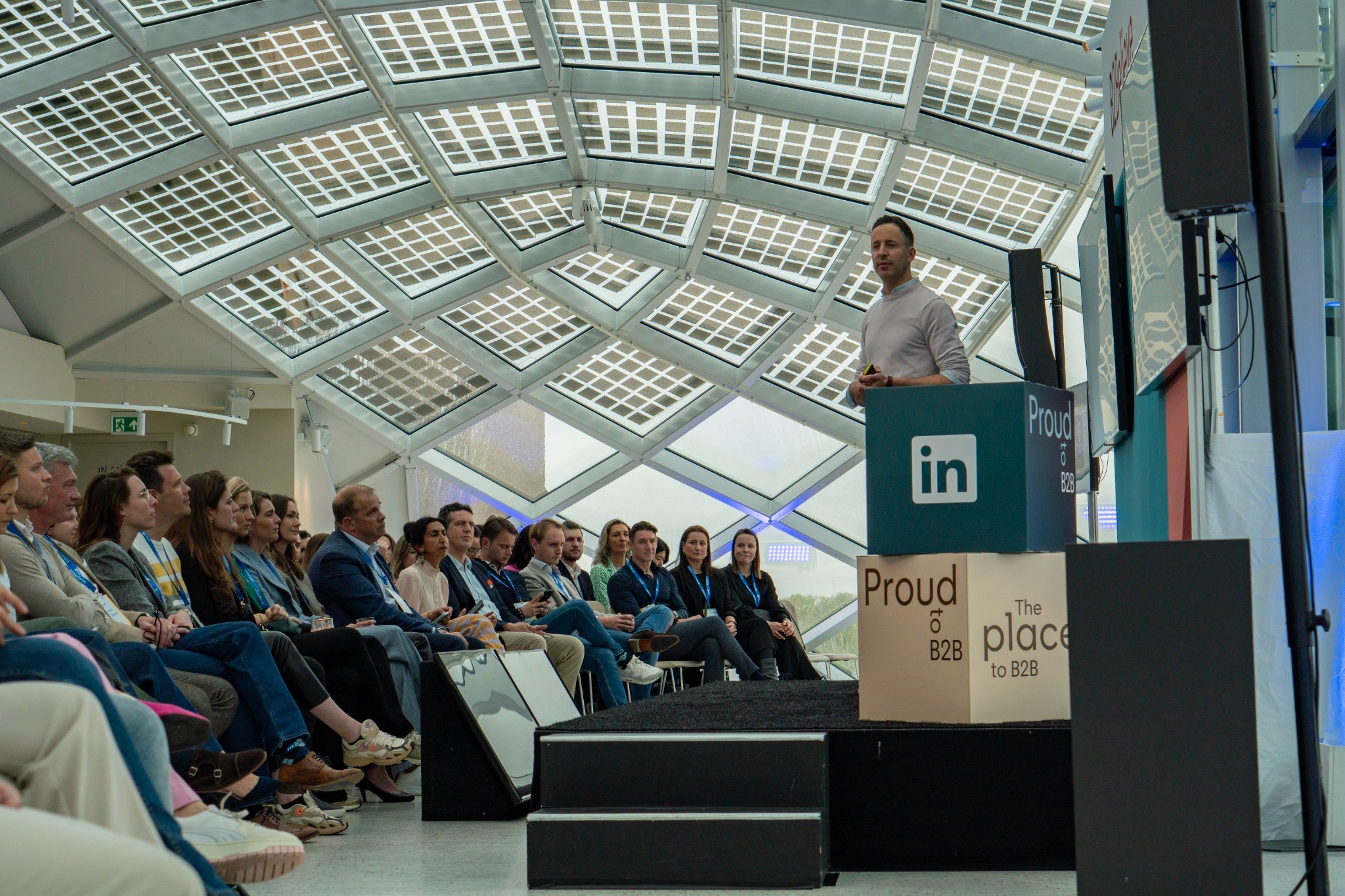 Spreker tijdens een zakelijk evenement met publiek in de zaal