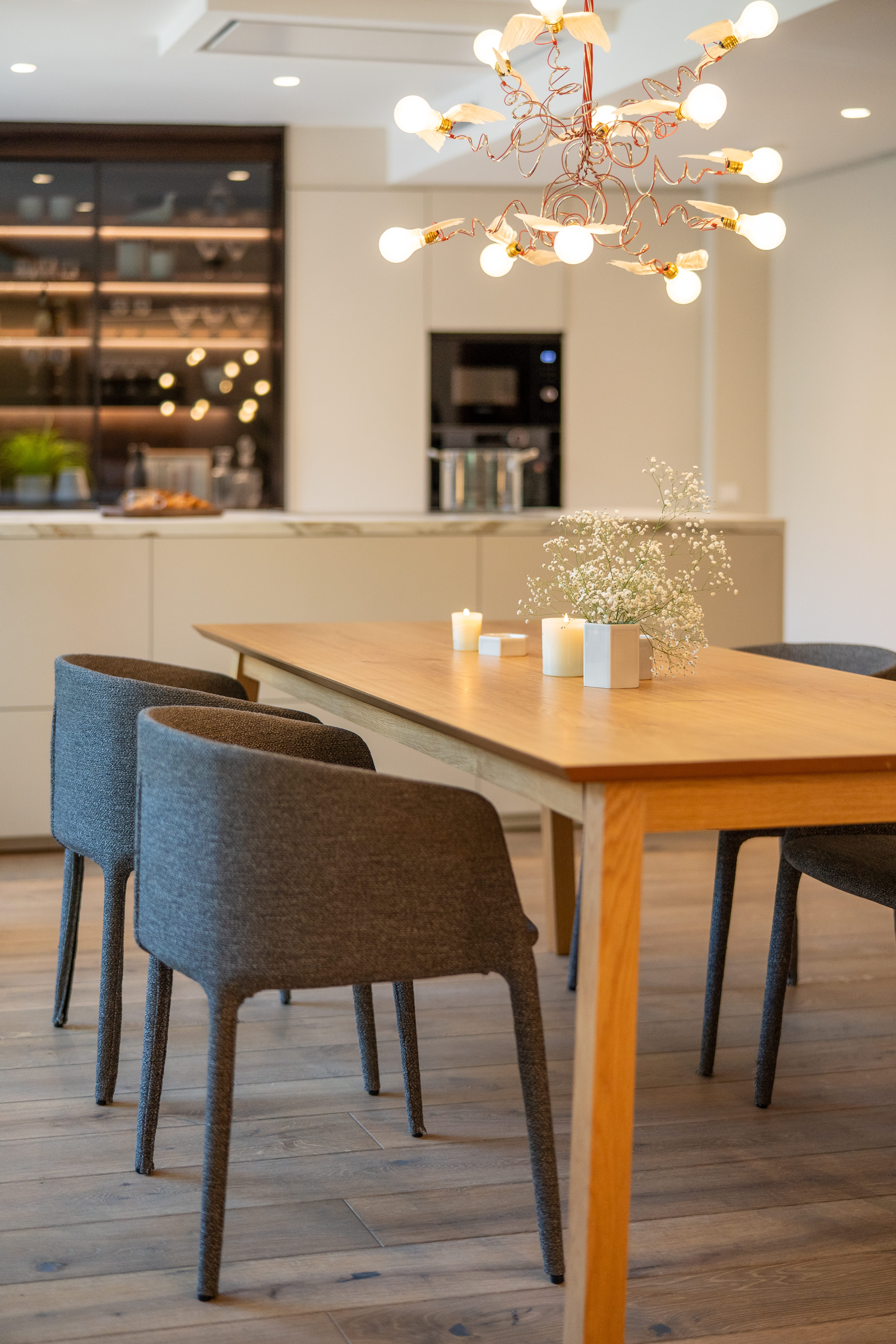 Mesa de comedor en cocina abierta Santos