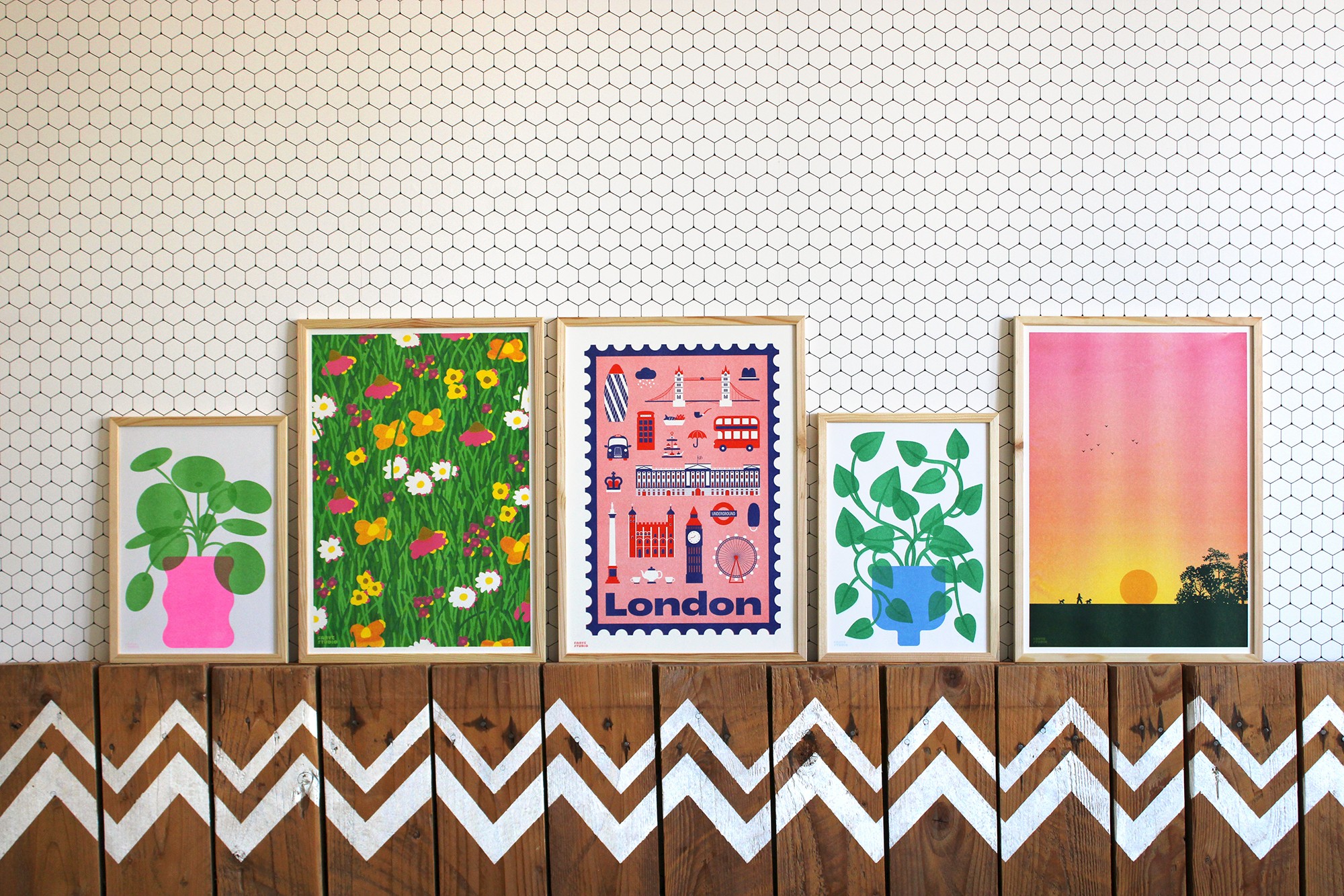 Cinq cadres avec des posters en risographie