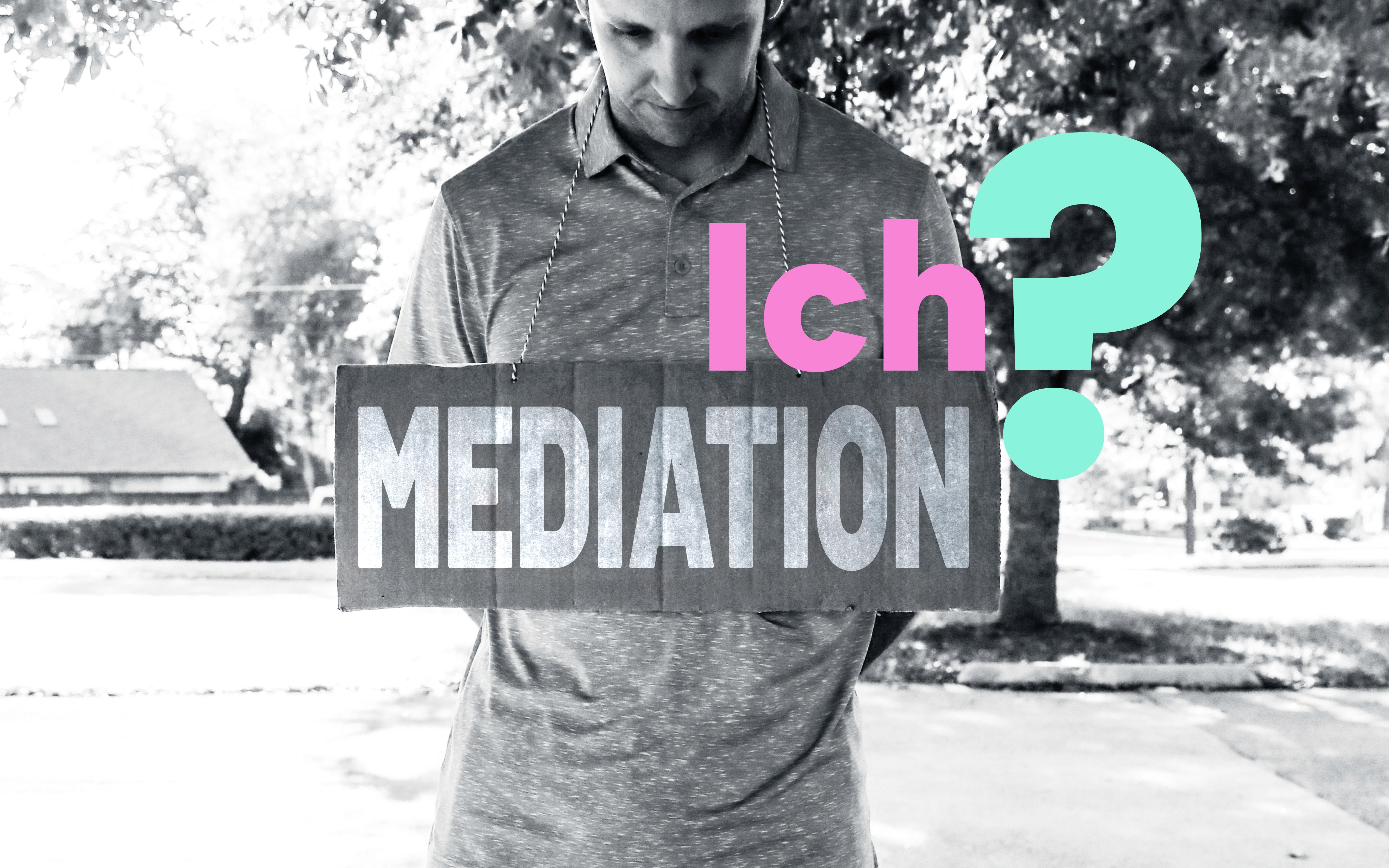 Mann mit Schild, auf dem "Mediation, ich?" steht