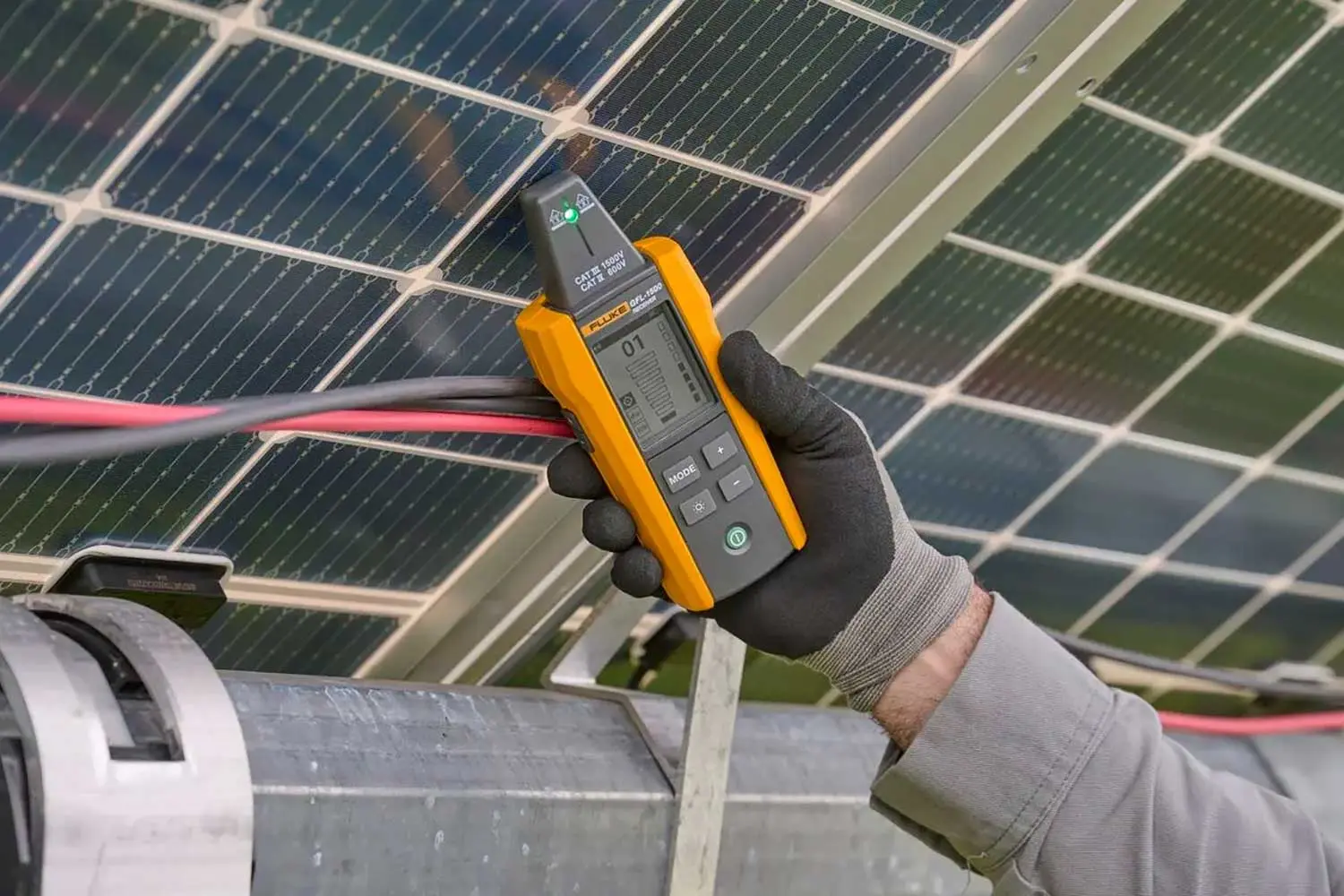 Detalle de trabajo técnico con herramienta profesional