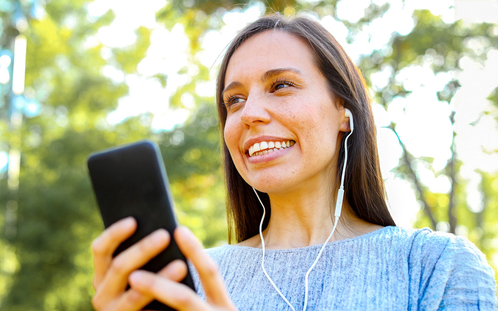 在沃子爵城堡花园聆听语音导览。