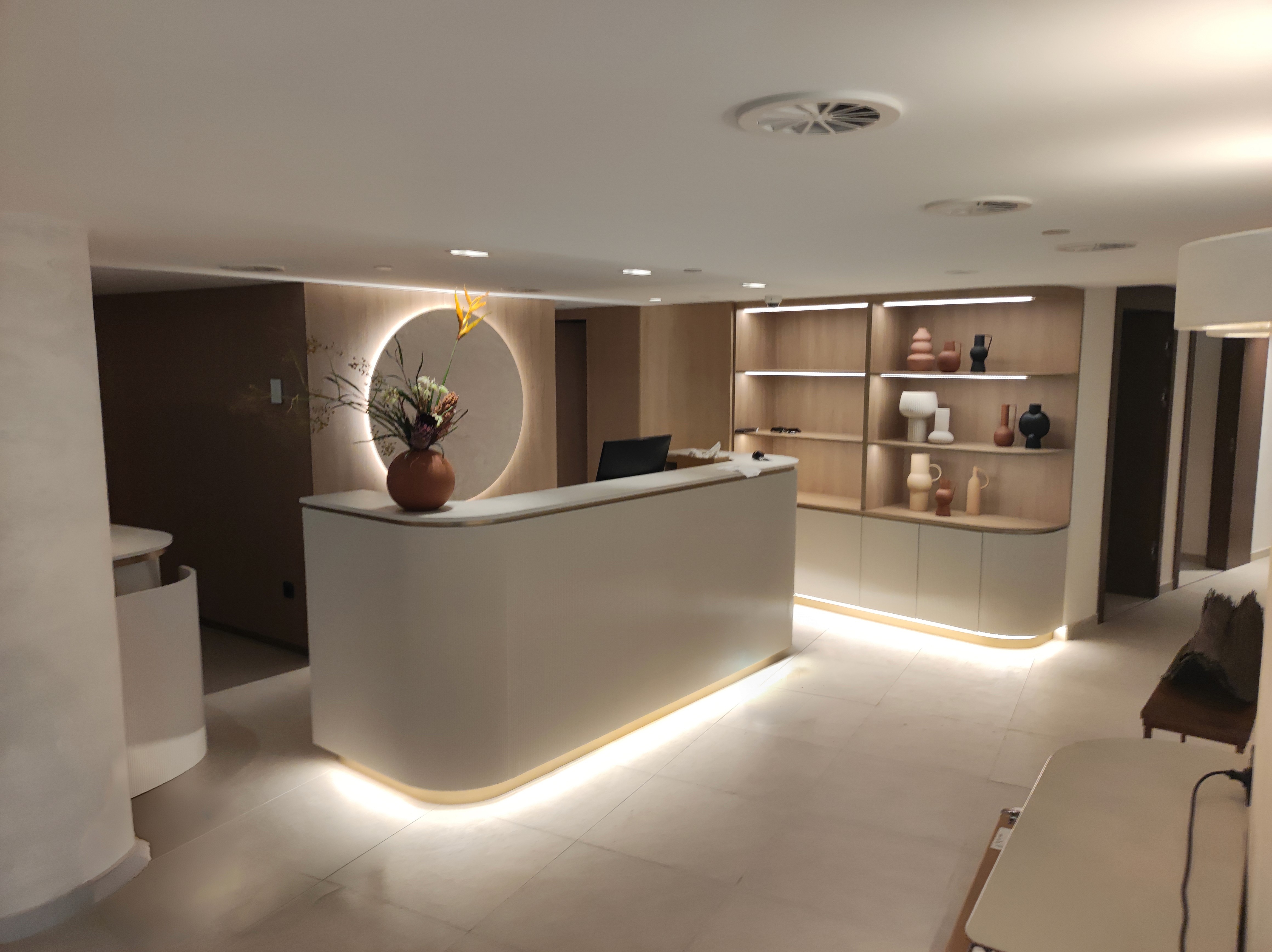 Három szakember dolgozik egy Mercedes-Maybach luxusautó prémium kéttónusú, arany-fekete autófóliázásán (wrap) a Nortek műhelyében.