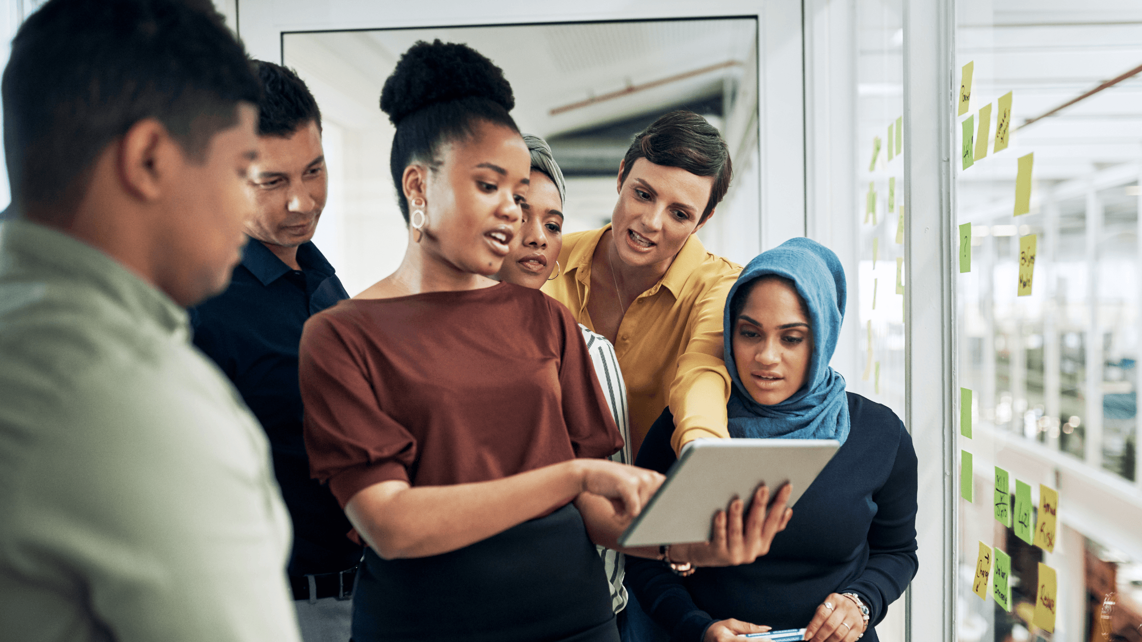 Gruppe Kollegen diskutiert Marktwerte