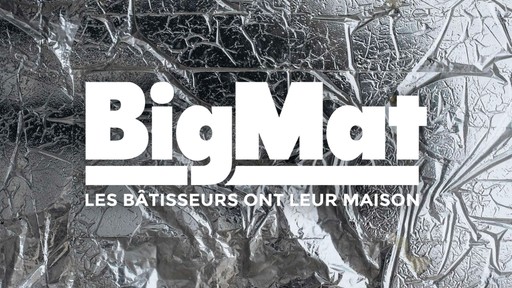 Logo blanc de l'enseigne BigMat et son slogan "Les bâtisseurs ont leur maison", superposés sur une texture de feuille d'aluminium froissée et réfléchissante.