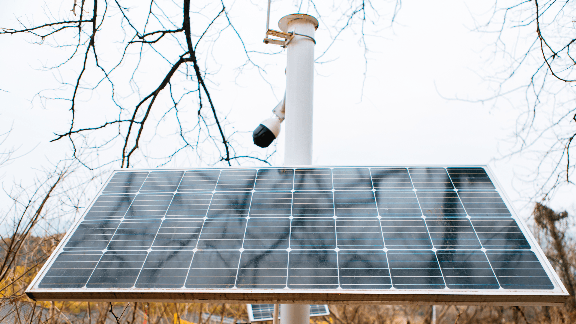 Ein Solarpanel, das an einer Konstruktion montiert ist.