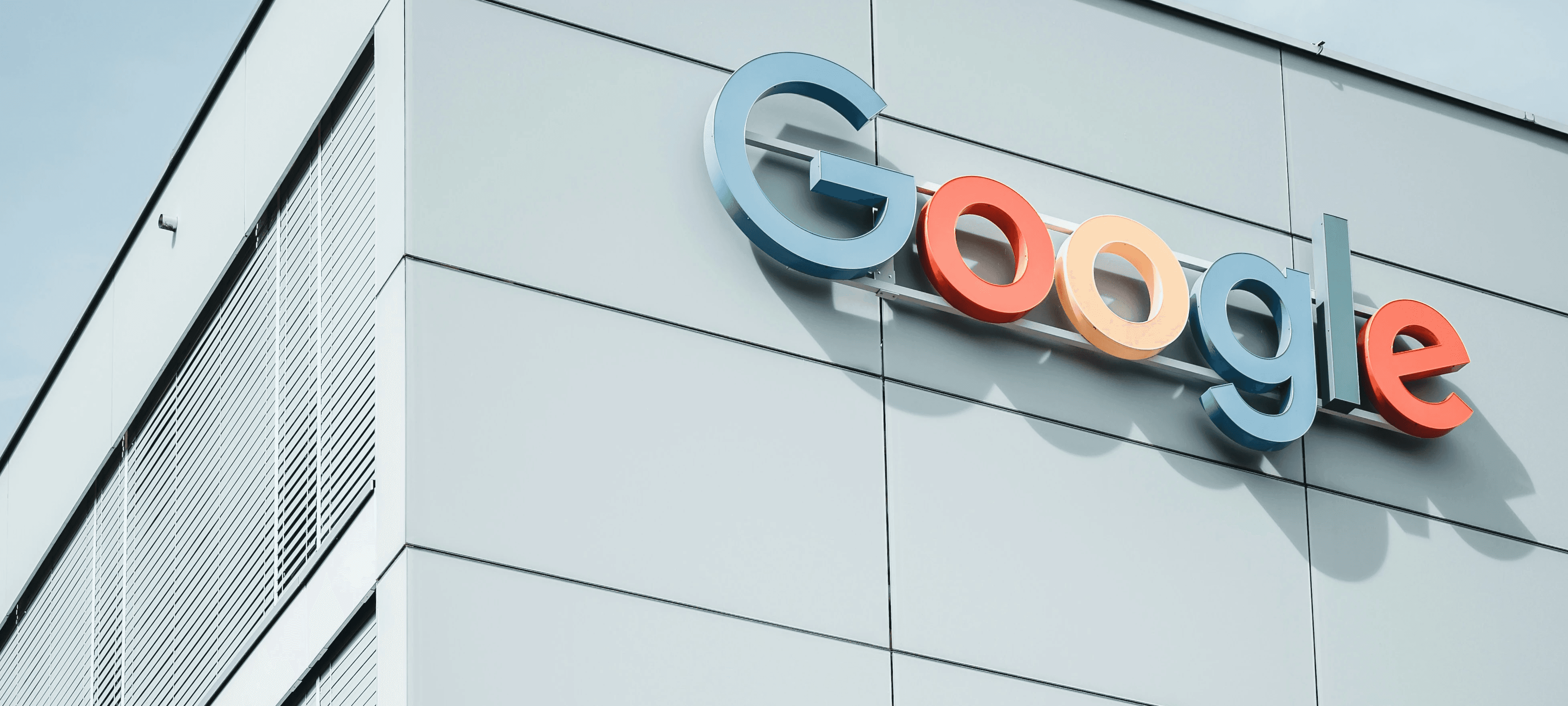 Imagen de edificio con logo de Google, en una esquina