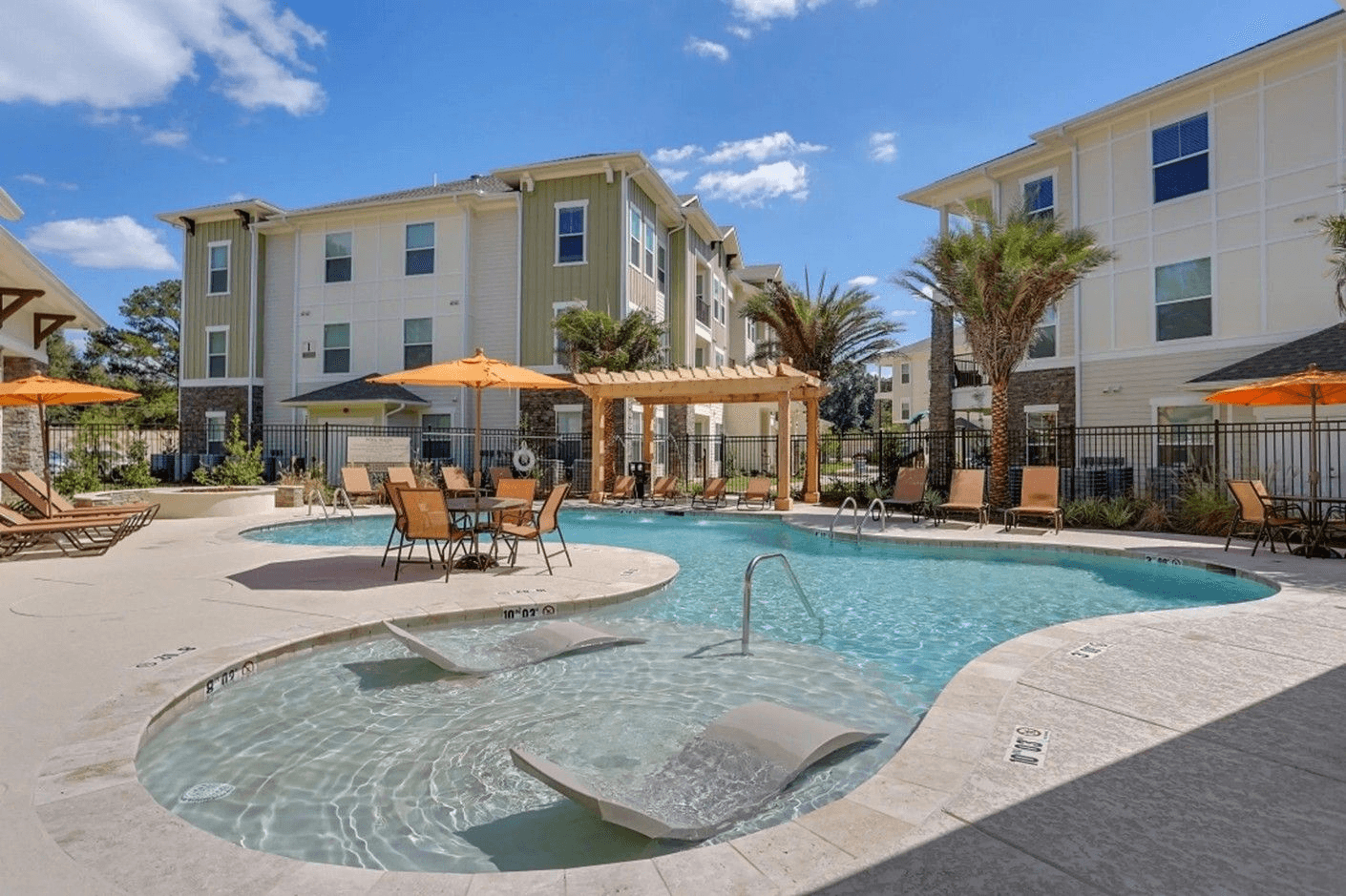 Resort-style pool and seating area at Creekside Crossing.