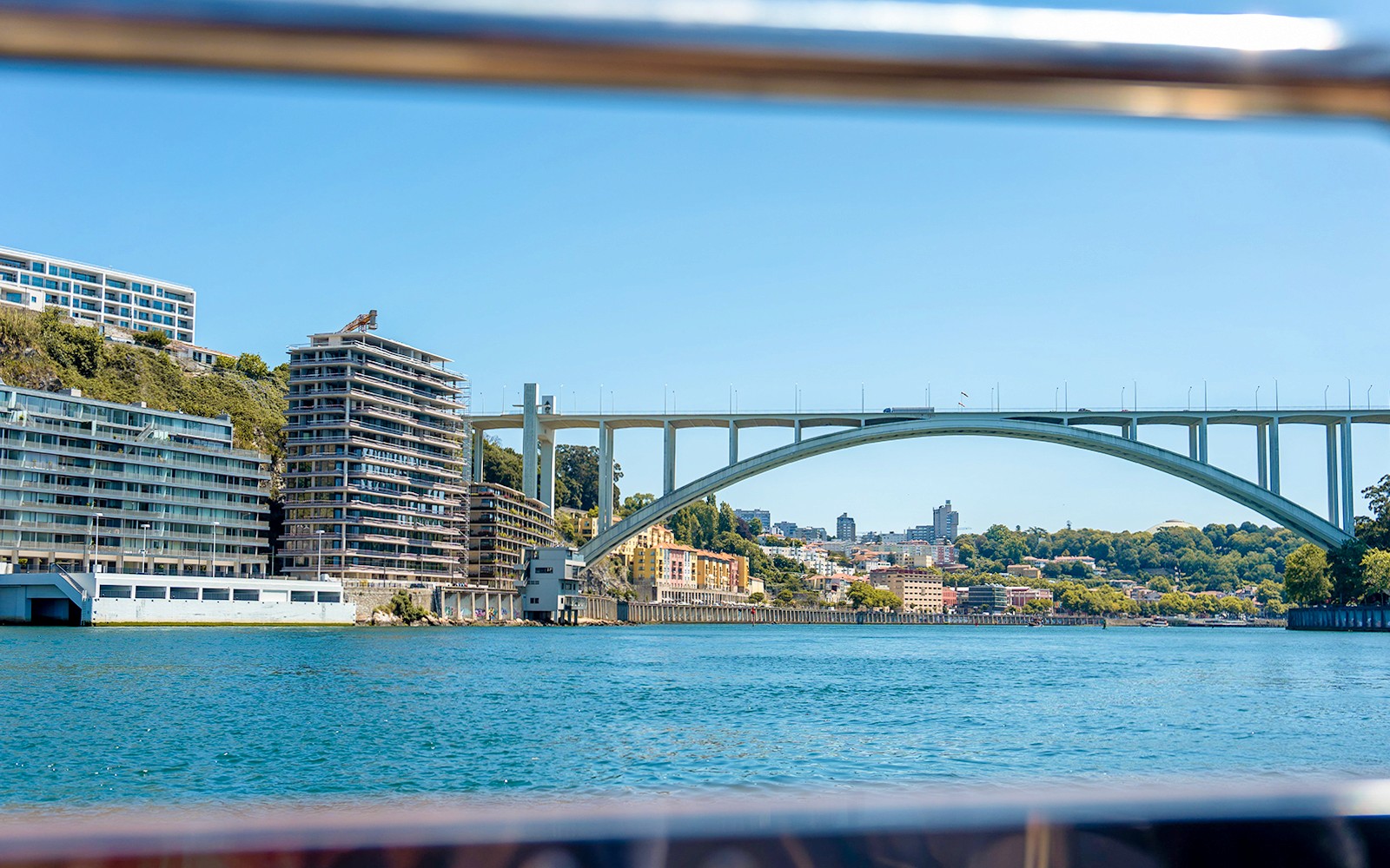 Udsigt til Ponte da Arrábida fra Douro-flodkrydstogt i Porto, Portugal.