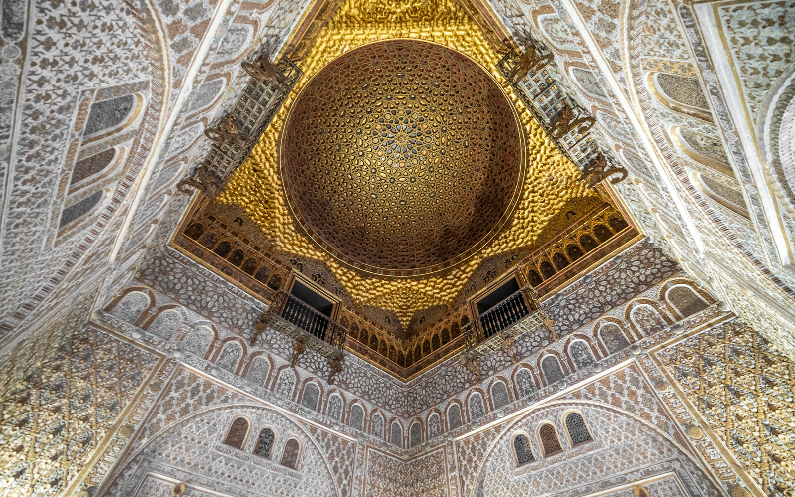 Techo dorado del Alcázar de Sevilla con patrones intrincados, Andalucía, España.