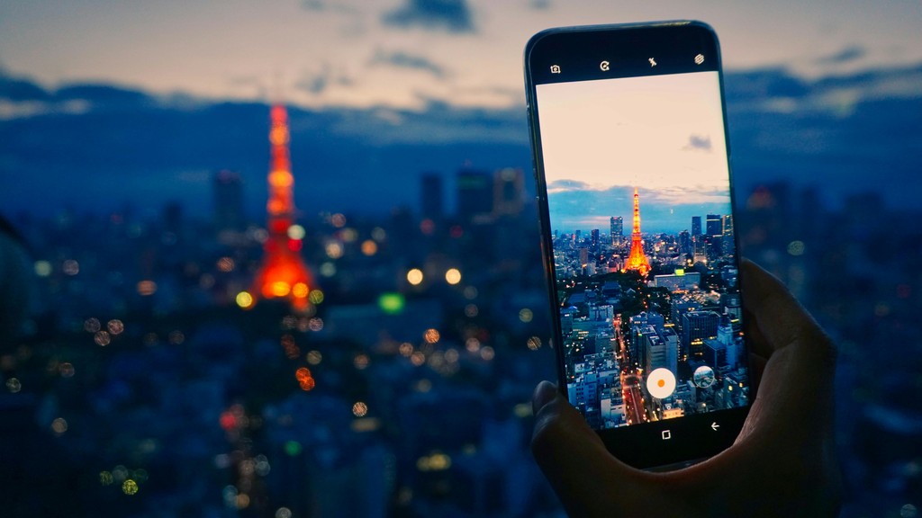 phone taking picture of Tokyo Tower