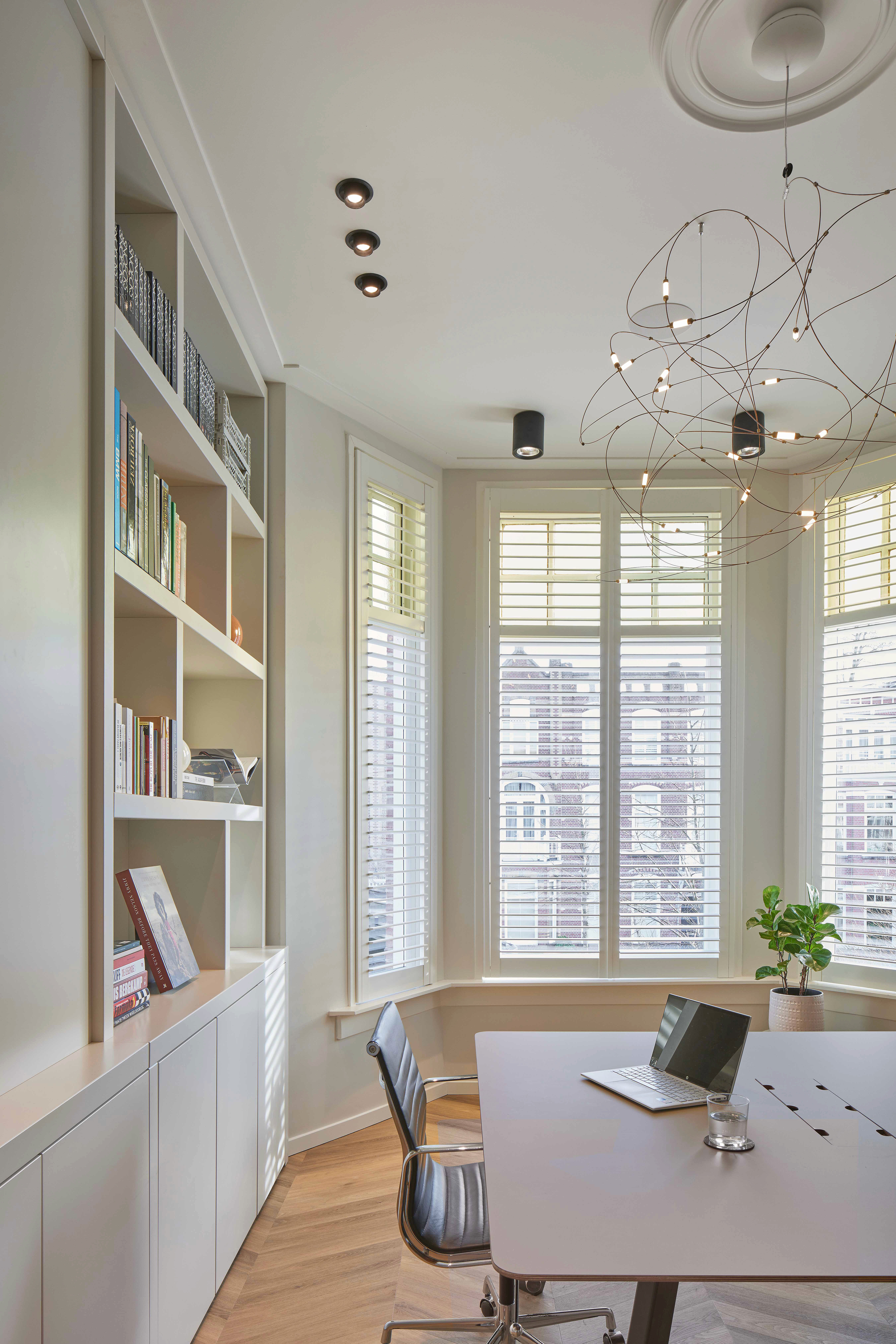 Positive Space, herenhuis - studie staand