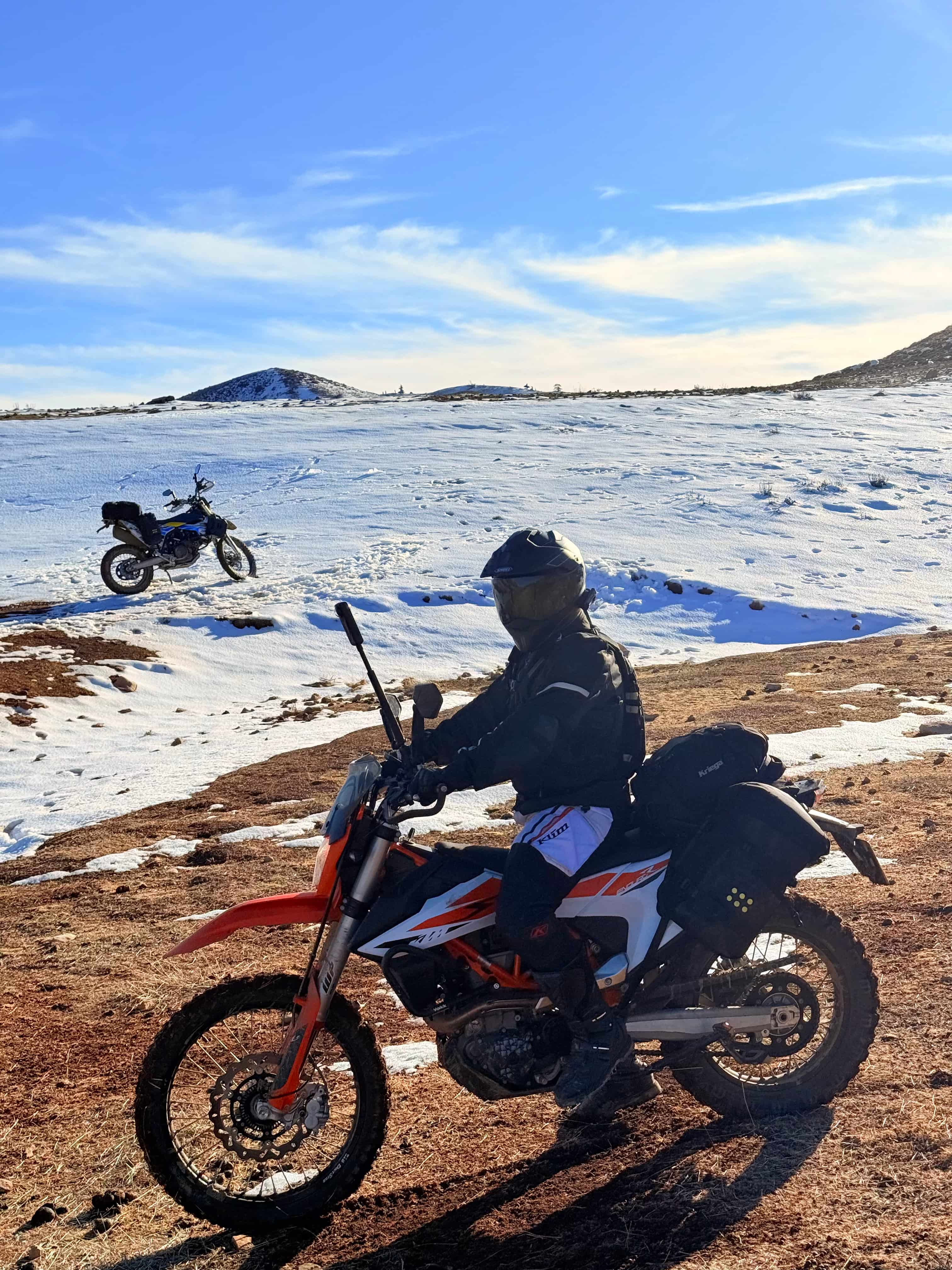 Мотоциклы у бассейна — база туров Lepei.tours