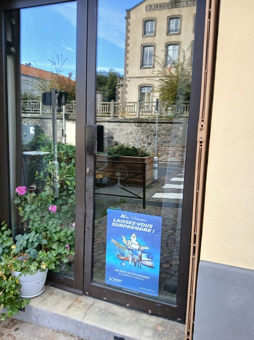 Façade de la boutique Comtesse du Barry avec affiches promotionnelles Impact vision en vitrine