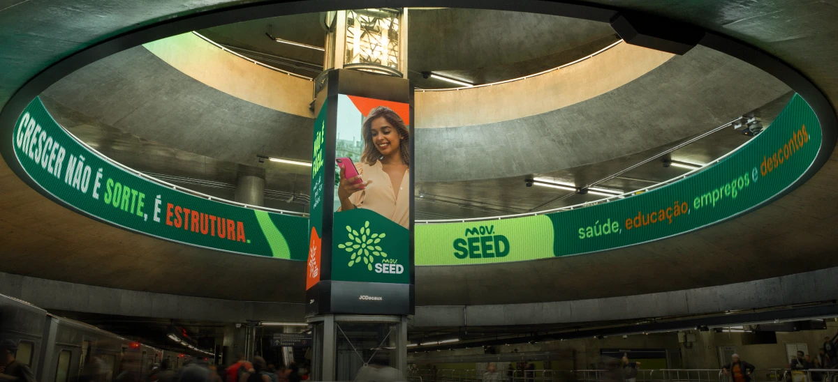 Estação rodoviária com grandes outdoors digitais com propagandas do MOV.SEED