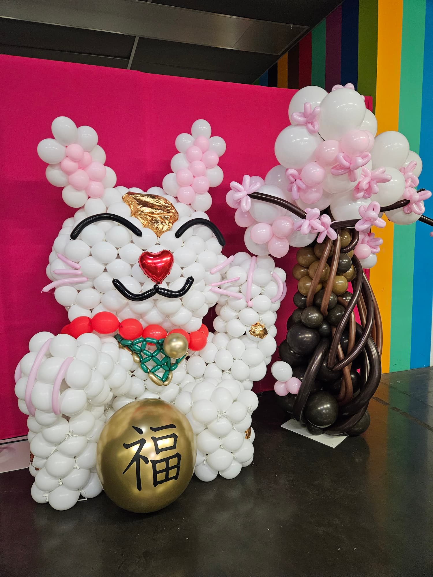 Scénographie composé d'un chat entièrement sculpté en ballon ansi qu'un arbre géant le tout agrémenté d'un photocall, fait au salon Creative à Nantes