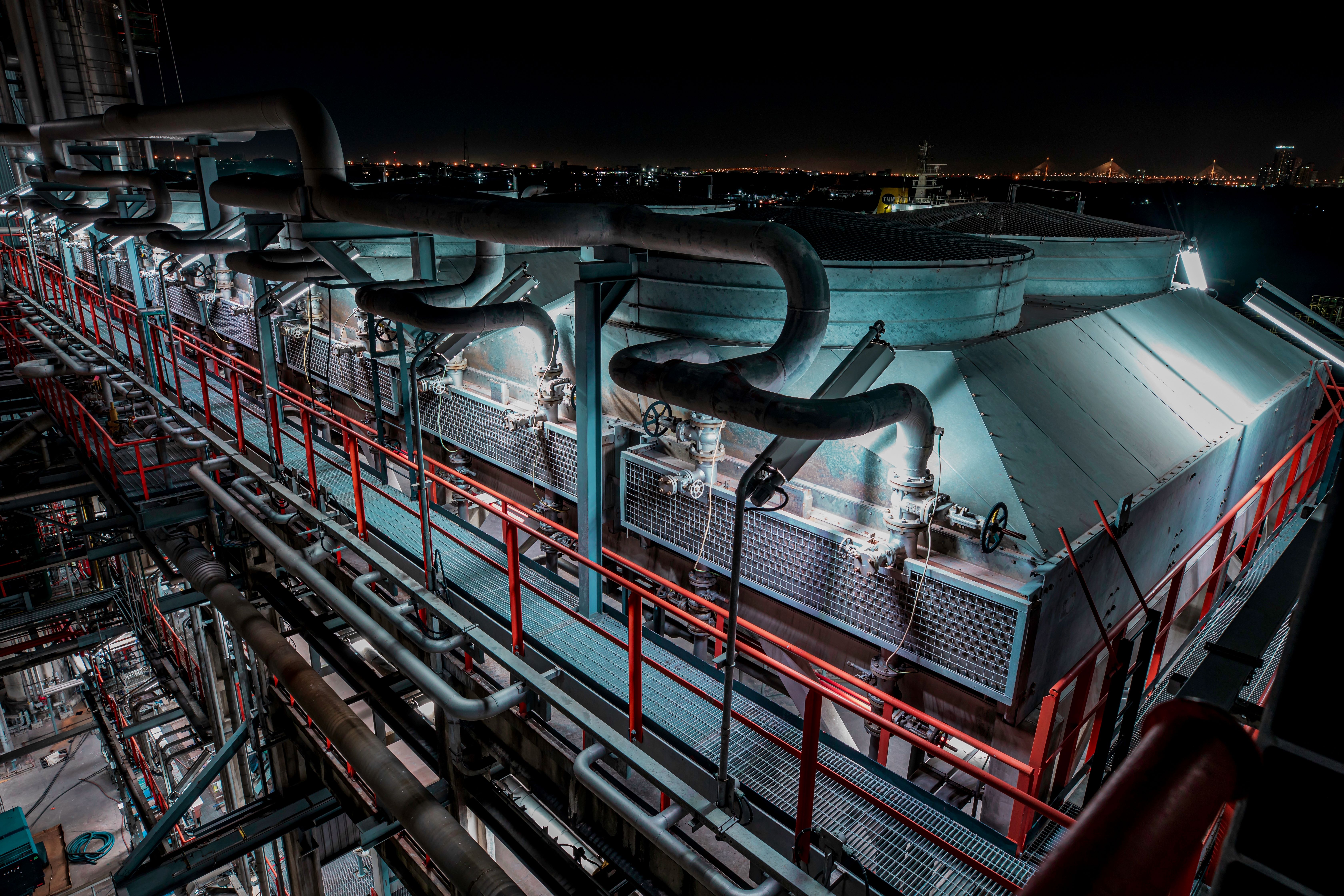 Air-cooled heat exchanger system with large fan units and finned coils for heat dissipation