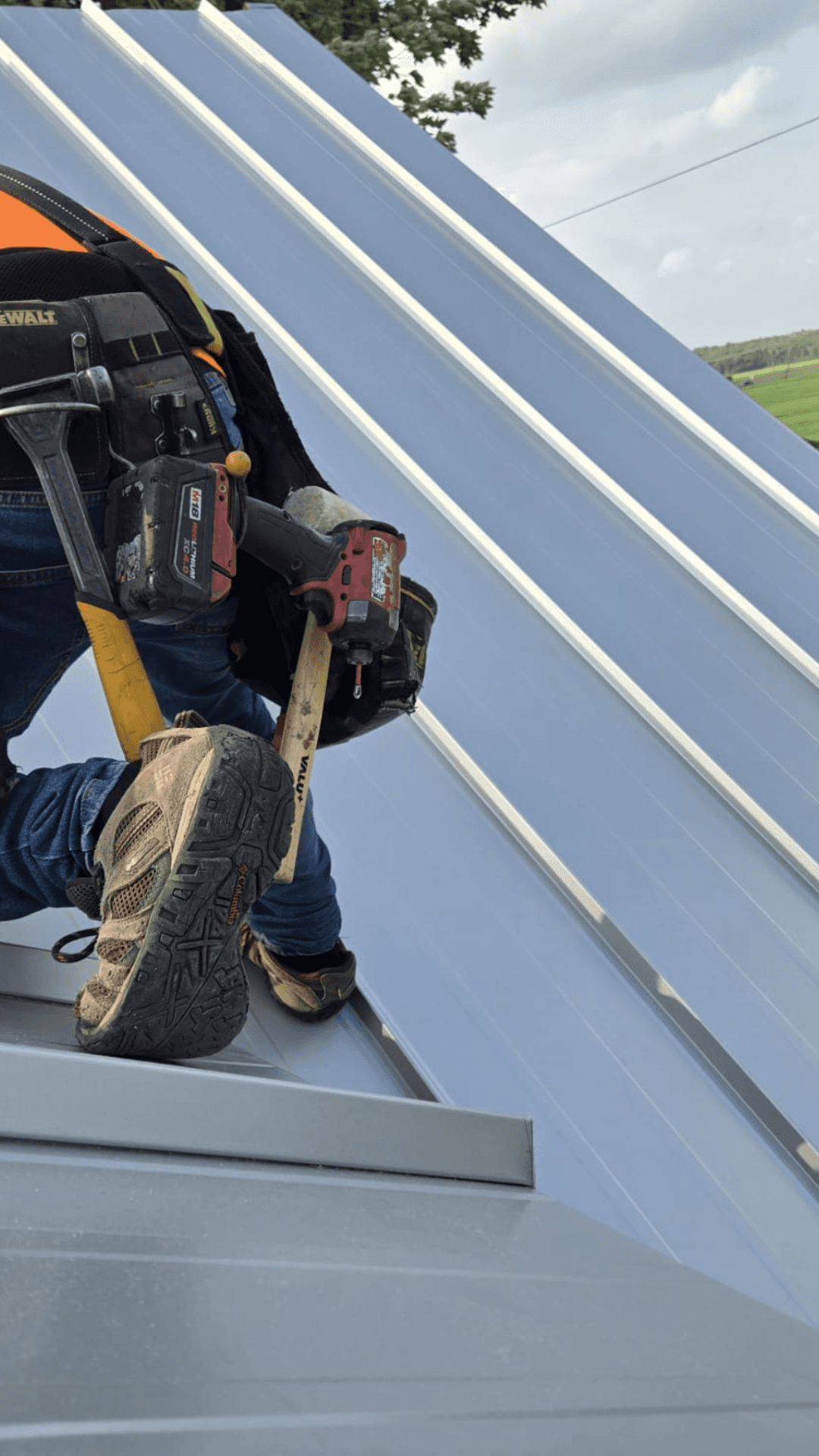 Installateur certifié de Toiture Métallique Montréal alignant un panneau d'acier sur le double lattage ventilé »