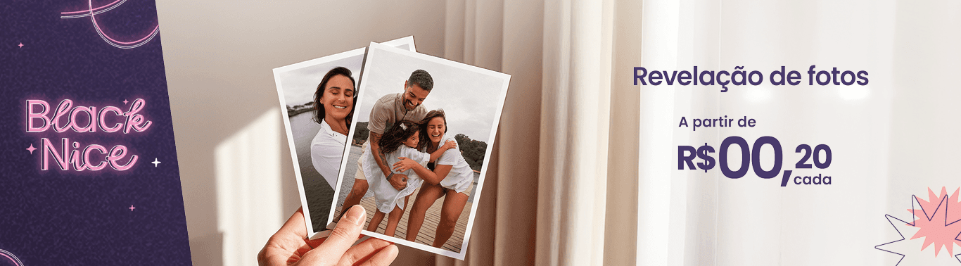 Mão segurando foto revelada de família sorridente, com outras imagens espalhadas e promoção a partir de dezenove centavos cada