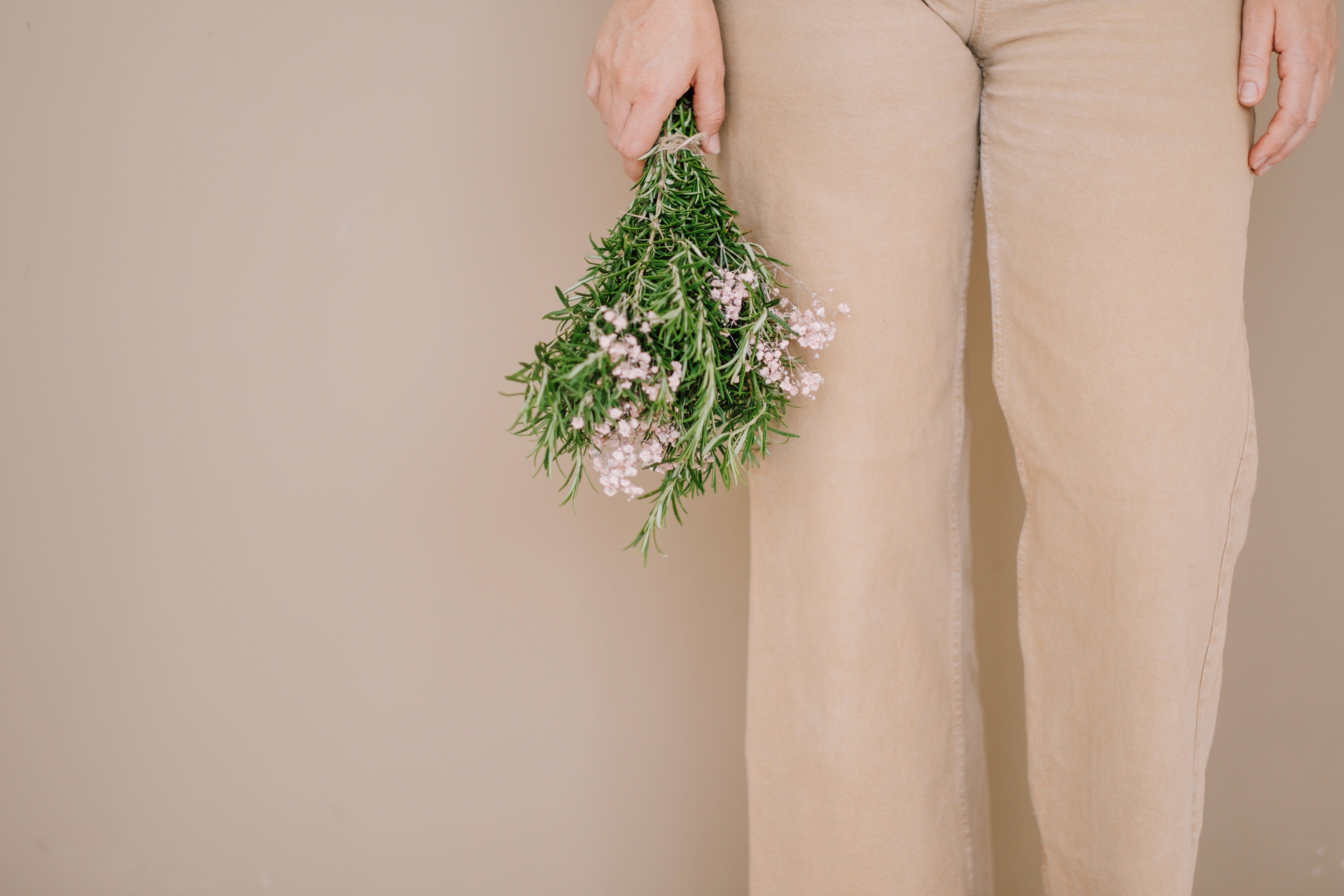 Abgeschnittenes Foto von Antonia mit Rosmarinstrauß in der Hand