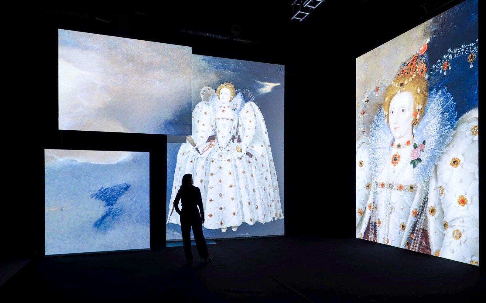 نمایش پرتره ملکه الیزابت در گالری تصاویر بدون قاب، نمایشگاه گالری ملی پرتره لندن.