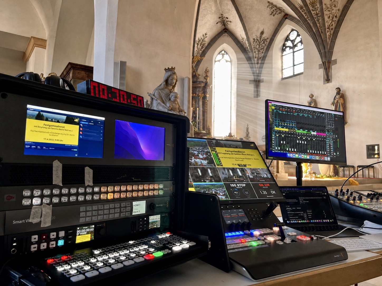 Livestream-Regie in einer Kirche mit Blick auf den beleuchteten Altar