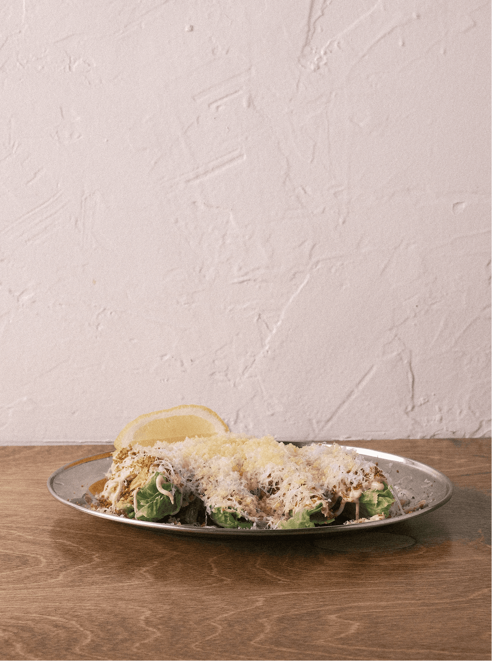 Salade césar, câpres et anchois.