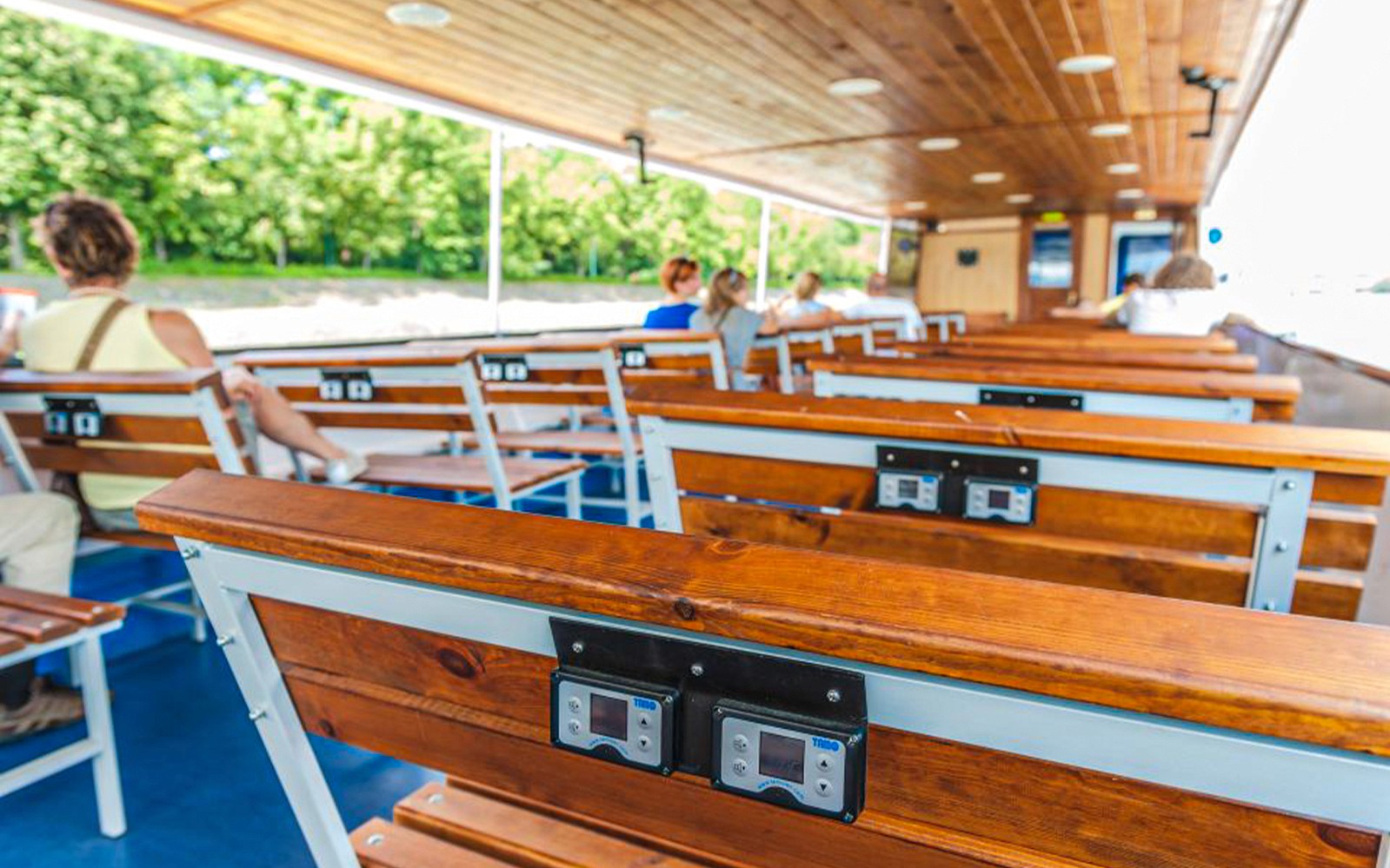 Passagiere, die auf einem Donaukreuzfahrtschiff mit Audio-Guides sitzen.