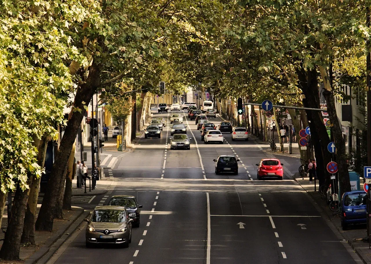 traffic,-road,-street,-cars,-vehicles,-autos,-avenue,-urban,-city,-roadway,-driv - noname_13 (pixabay)