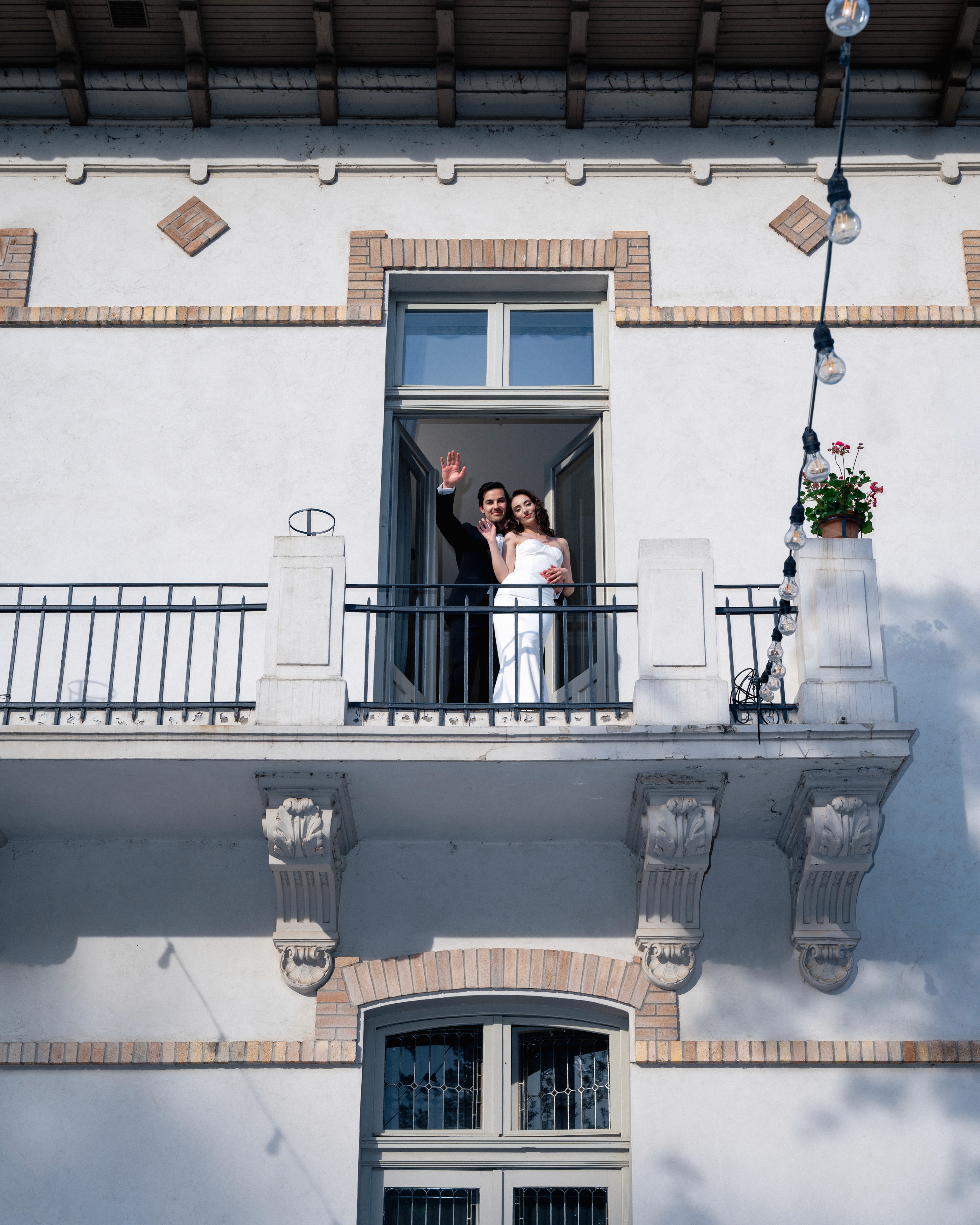 miri pe balconul locației, cadru larg de exterior în ziua nunții